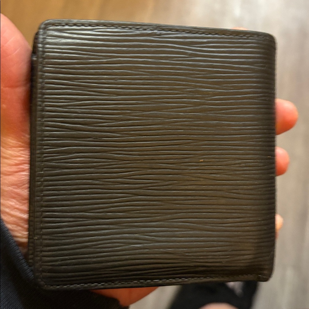 Louis Vuitton Black Epi Leather bifold Wallet - Picture 2 of 7